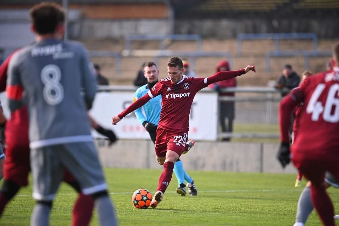 ✍️ REPORTÁŽ | Sparta má za sebou první zápas zimní přípravy. Na Strahově porazila druholigovou Chrudim 5:0. První gól v novém roce vstřelil Hložek, poprvé v rudém se prosadil Čvančara. Více v reportáži na webu ACS! #acsparta